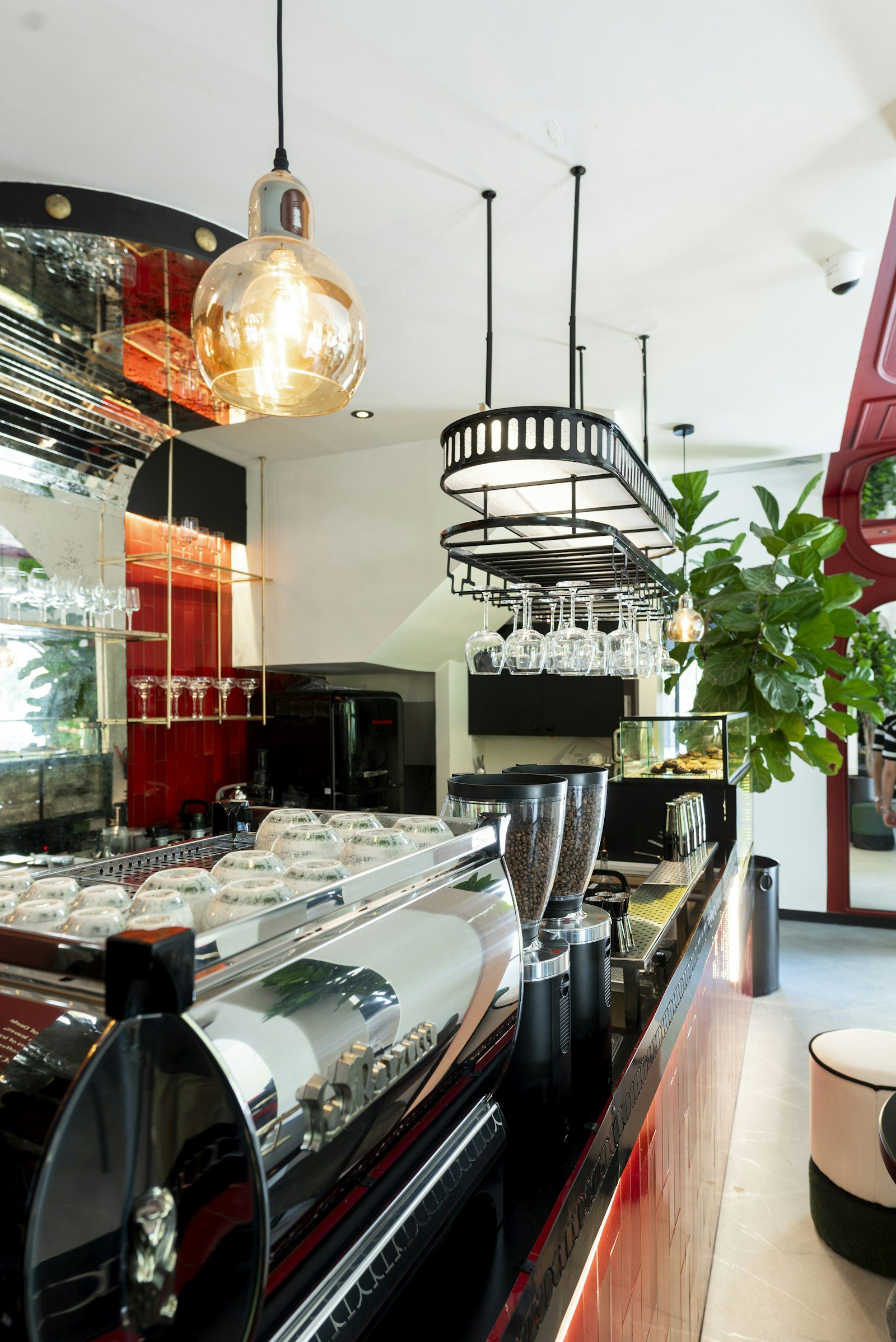 Balcão de café com máquina e equipamento