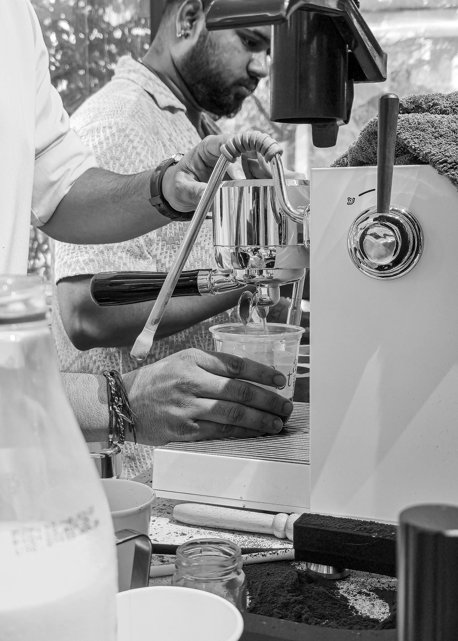 Espresso servido em xícara branca