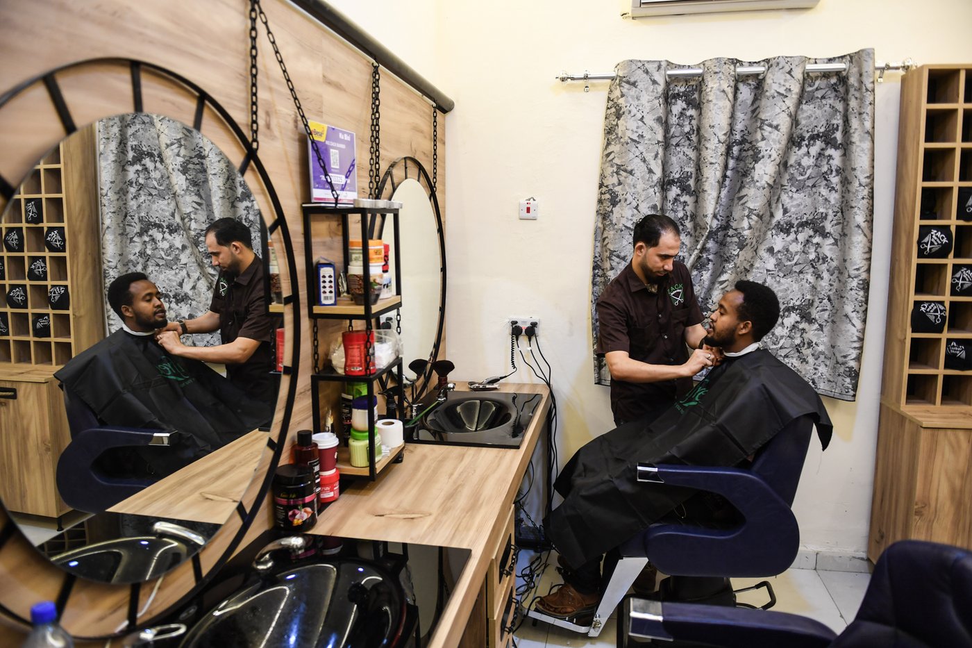 Cliente recebendo atendimento no salão