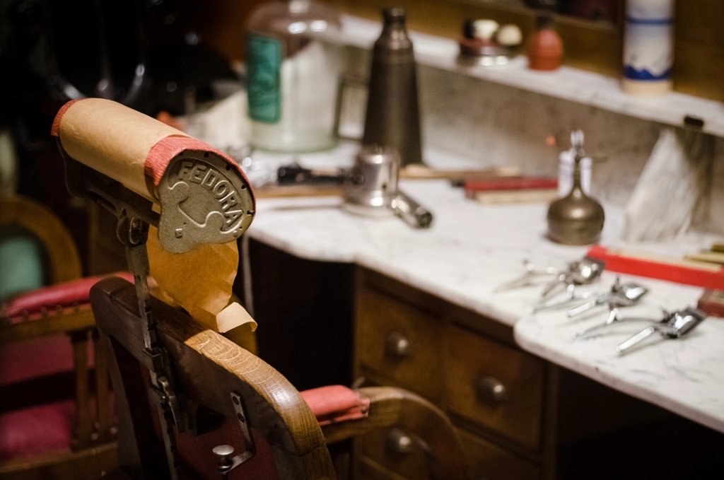 Bancada de barbearia com navalha e ferramentas