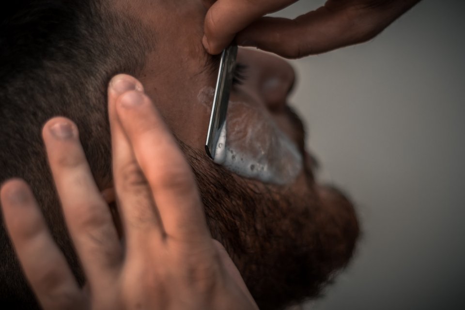 Navalha de barbearia em close