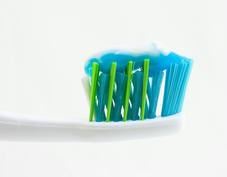 Escovas de dente coloridas em suporte com fundo branco